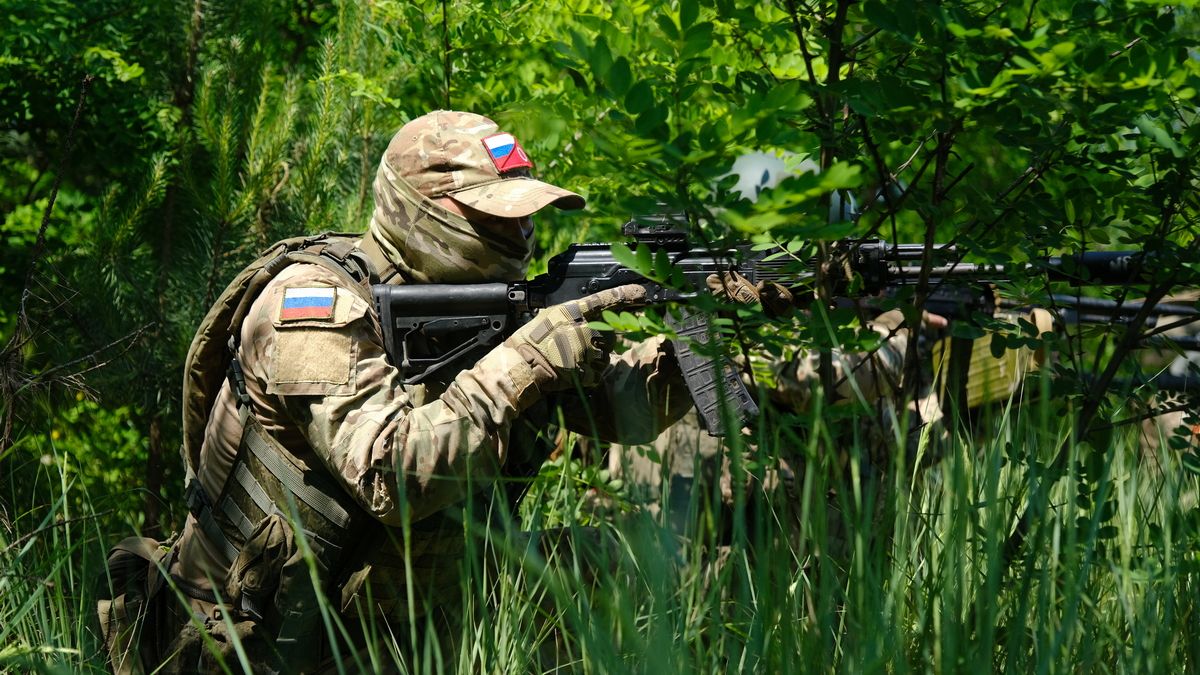 Dva ruští vojáci se doznali ke trojnásobné vraždě na Ukrajině